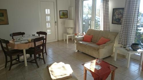 ein Wohnzimmer mit einem Sofa und einem Tisch in der Unterkunft b Ferienhaus Unterfranz II b in Bad Doberan