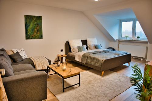 a living room with a bed and a couch at Wohnung im Herzen Bochums (1 km zum Hauptbahnhof) in Bochum