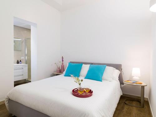 uma cama branca com uma taça de fruta em Villa SanLorenzo Beach em Marzamemi