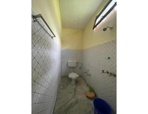 uma casa de banho suja com WC e chuveiro em Gujrat Bhawan, Phata em Phata