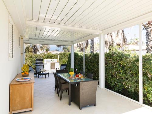 瑪爾薩梅米的住宿－Villa SanLorenzo Beach，庭院设有白色凉亭,配有桌椅