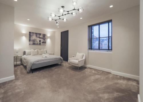 Un pat sau paturi într-o cameră la Luxury 3 Bedroom Flat in Maida Vale