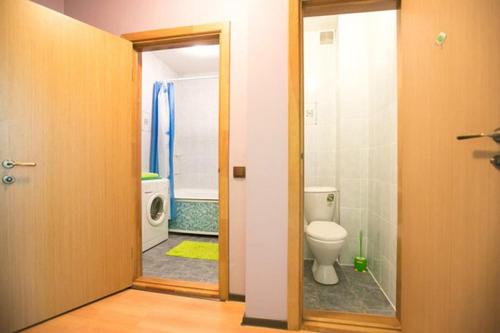 ノヴォシビルスクにあるNSK-Kvartirka, Gorskiy Apartment 86のバスルーム(トイレ付)、ドアが開きます。
