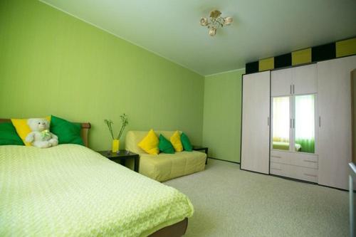 ノヴォシビルスクにあるNSK-Kvartirka, Gorskiy Apartment 86の緑のベッドルーム(ベッド1台、ソファ付)