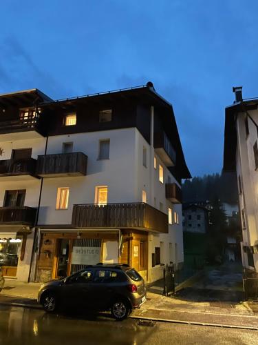 un coche negro estacionado frente a un edificio en Appartamenti Zia Concetta, en Santo Stefano di Cadore