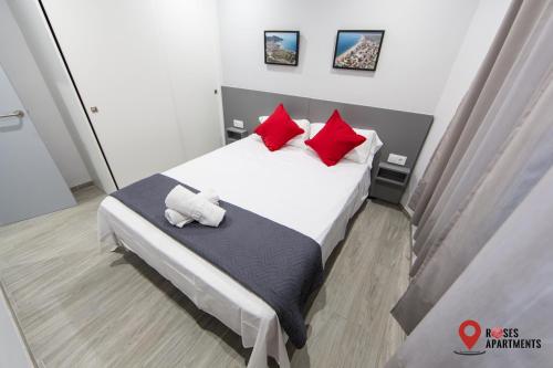 Postel nebo postele na pokoji v ubytování Roses Apartments 1 - vista mar lateral - 1habitacion