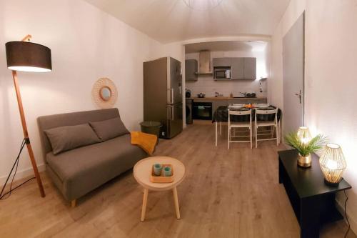 - un salon avec un canapé et une table dans l'établissement Zénith - Cartoucherie - Purpan, à Toulouse