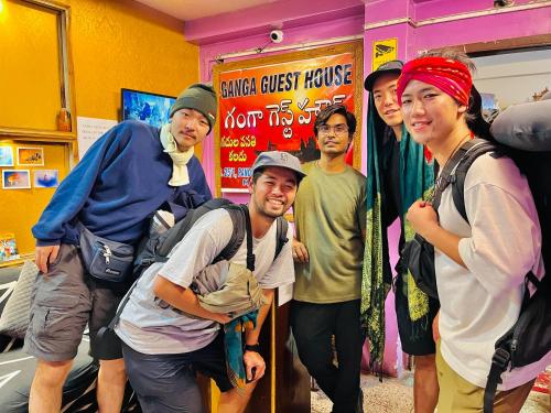 Clientes alojados en Ganga Guest House