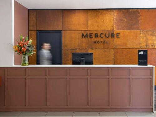 um lobby de um hotel metroure com uma recepção em Mercure Newcastle em Newcastle
