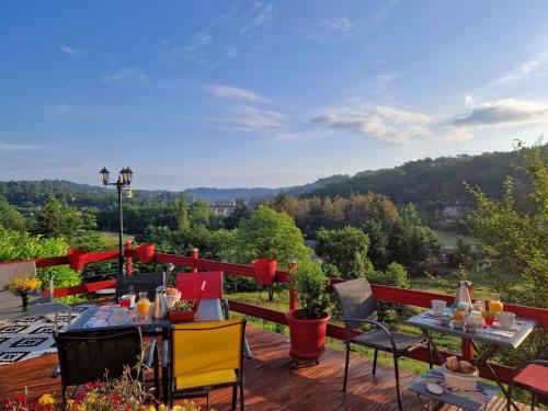een terras met tafels en stoelen bij La Bayardine in Sarlat-la-Canéda