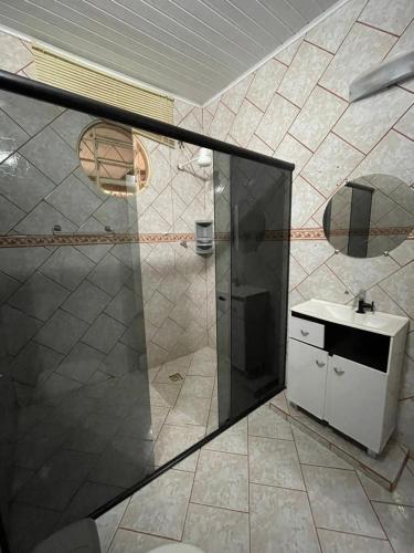 a bathroom with a shower and a sink at Pousada Recanto dos Sonhos in Alto Paraíso de Goiás