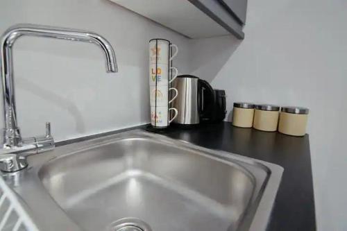 Virtuvė arba virtuvėlė apgyvendinimo įstaigoje Inspired living modern apartment Maidstone