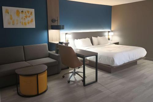 Una cama o camas en una habitación de Comfort Inn & Suites