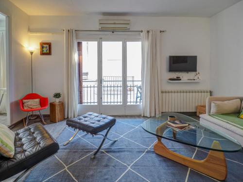 A seating area at The Lilium Apartment by Hello Homes Sitges