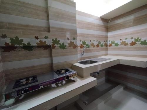 Kuchyň nebo kuchyňský kout v ubytování Hotel Shopno Nibash