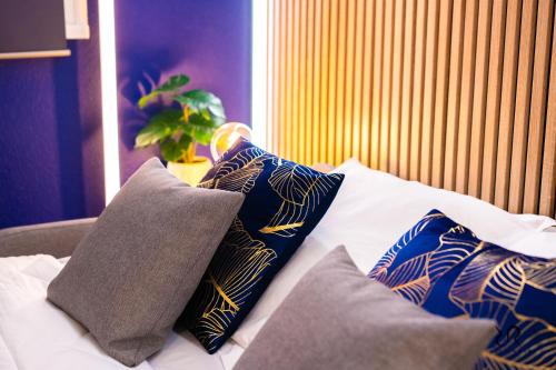 - un lit avec des oreillers dans l'établissement Studio Cap d’Agde à 50m du port avec piscine, au Cap d'Agde