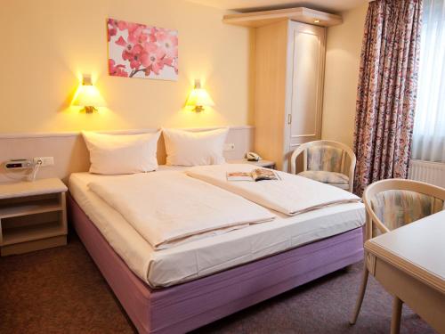 Postel nebo postele na pokoji v ubytování Hotel Traube Rüdesheim