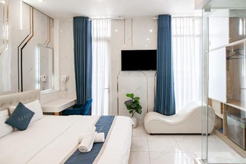Habitación de hotel con cama y TV en Venice 1 Hotel, en Ho Chi Minh