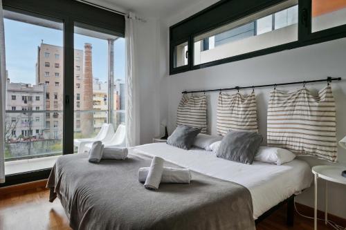 バルセロナにある1213 - Ciutadella Nice Apartmentのベッドルーム1室(大きなベッド1台、大きな窓付)