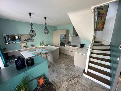 une cuisine avec un escalier menant à une chambre dans l'établissement Maison de ville idéalement placée, à Tours
