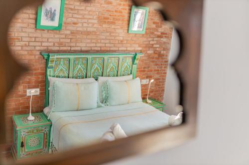 ein Schlafzimmer mit einem Bett in einer Ziegelwand in der Unterkunft Casa Sabila in Chefchaouen