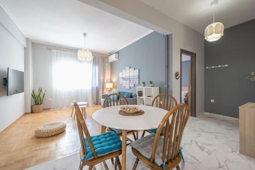 Luxurious Apt in Megaro Moussikis Metro Station