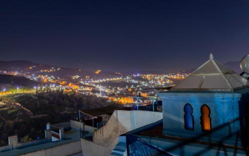 Vista general de una montaña o vista desde la casa de huéspedes