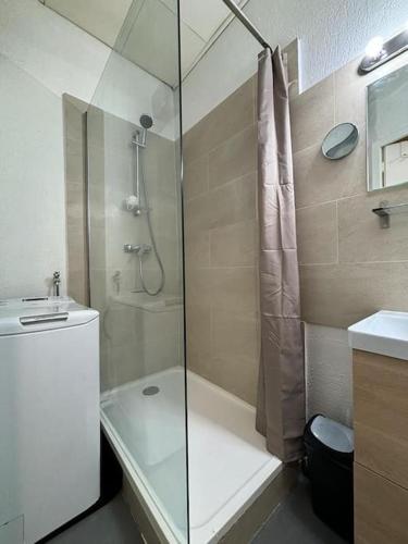 uma casa de banho com um chuveiro e um lavatório. em Appartement cosy proche métro em Ivry-sur-Seine