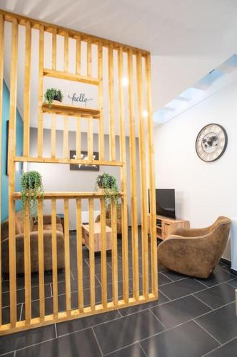 Cette chambre comprend un lit bébé avec des plantes. dans l'établissement Le Chill House centre ville, à Bourg-en-Bresse