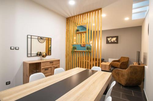 ein Esszimmer mit einem Tisch und Stühlen in der Unterkunft Le Chill House centre ville in Bourg-en-Bresse
