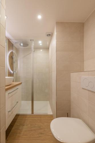 une salle de bain avec toilettes et douche dans l'établissement Magnifique 2P avec vue sur le port de Nice, à Nice