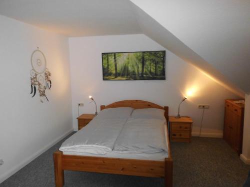 1 dormitorio con 1 cama y 2 mesitas de noche en Haus Abel, en Aerzen