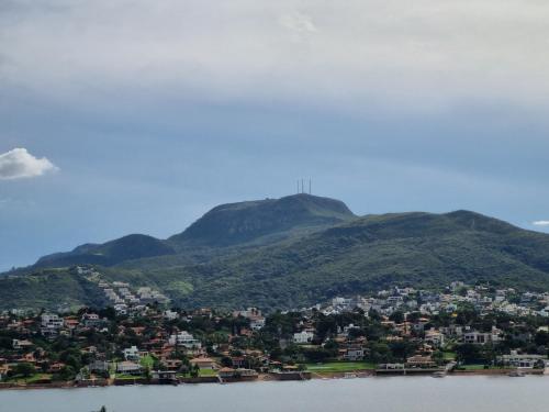 a view of a city with a mountain in the background at RECANTO BRENDA - Casa Luxo Capitólio com Vista pro lago, Escarpas e MorroChapeu in Capitólio