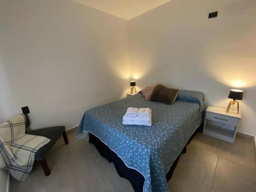 um quarto com uma cama com duas toalhas em Mendoza Chill em Mendoza