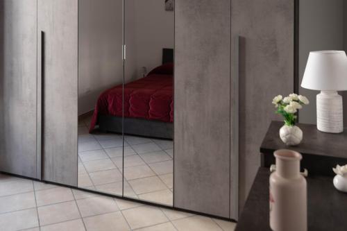 um quarto com um espelho e uma cama em Buona Napoli em Nápoles