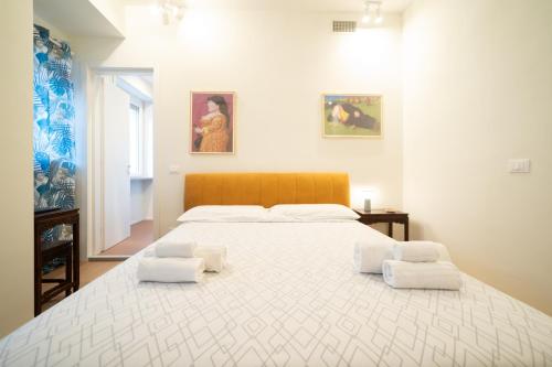 米蘭的住宿－Luxury Suite Sempione，卧室配有一张带两个枕头的大白色床