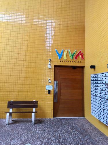 a hallway with a wooden door and a bench at Central, próximo ao HCAA e Calçadão in Santa Maria