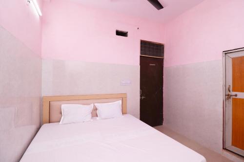 Postel nebo postele na pokoji v ubytování Hotel Kshama