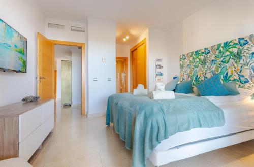A bed or beds in a room at Newly Renovated Apartment with Amazing View