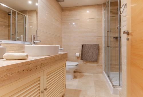 A bathroom at Newly Renovated Apartment with Amazing View