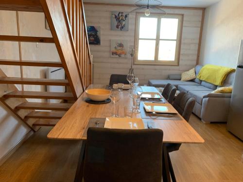 un salon avec une table et un canapé dans l'établissement Duplex de 40 m2 en hyper centre, à Gérardmer