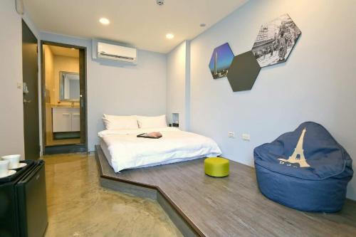鹿港的住宿－鹿港谷倉民宿，一间卧室配有一张床和一把椅子
