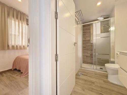 ein Badezimmer mit Toilette und Glasdusche in der Unterkunft Los Alcazares Villa - 3010 in Los Alcázares
