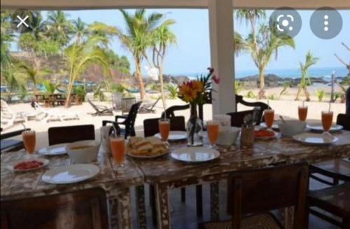 アフンガラにあるVilla Thotupolaのビーチの景色を望むテーブル(食事付)