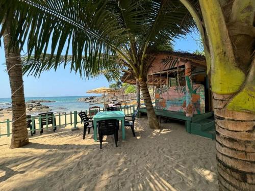 アフンガラにあるVilla Thotupolaのビーチ沿いのレストラン(テーブル、椅子付)