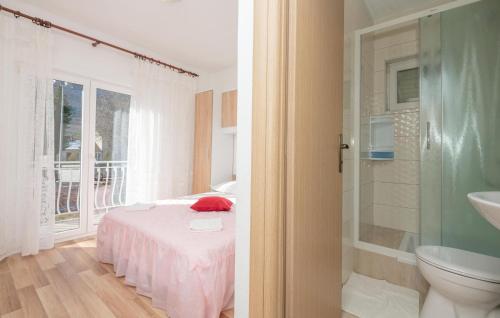 a bedroom with a bed and a bathroom with a shower at 3 Bedroom Beautiful Home In Rascane in Ožići