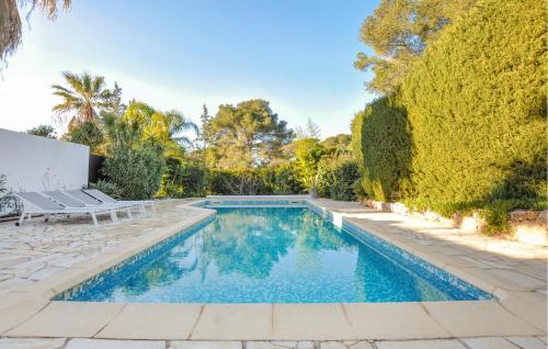 Bazén v ubytování 3 Bedroom Amazing Home In Fréjus nebo v jeho okolí