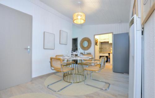 une salle à manger avec une table et des chaises dans l'établissement 3 Bedroom Amazing Home In Fréjus, à Fréjus