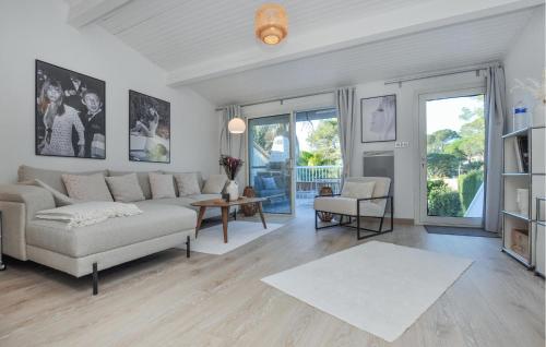 Posezení v ubytování 3 Bedroom Amazing Home In Fréjus