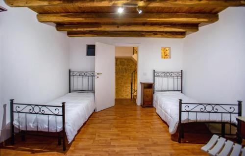 Duas camas num quarto com tecto em madeira em 2 Bedroom Nice Home In Gangi em Gangi